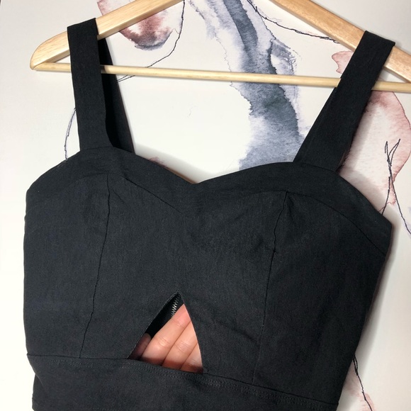 🌴BLACK KEYHOLE CROP TOP W/THICK STRAPS AND ZIPPER - Picture 3 of 5